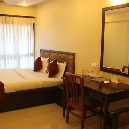 P M Regency Hotel Vadodara Extérieur photo