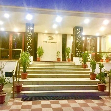P M Regency Hotel Vadodara Extérieur photo
