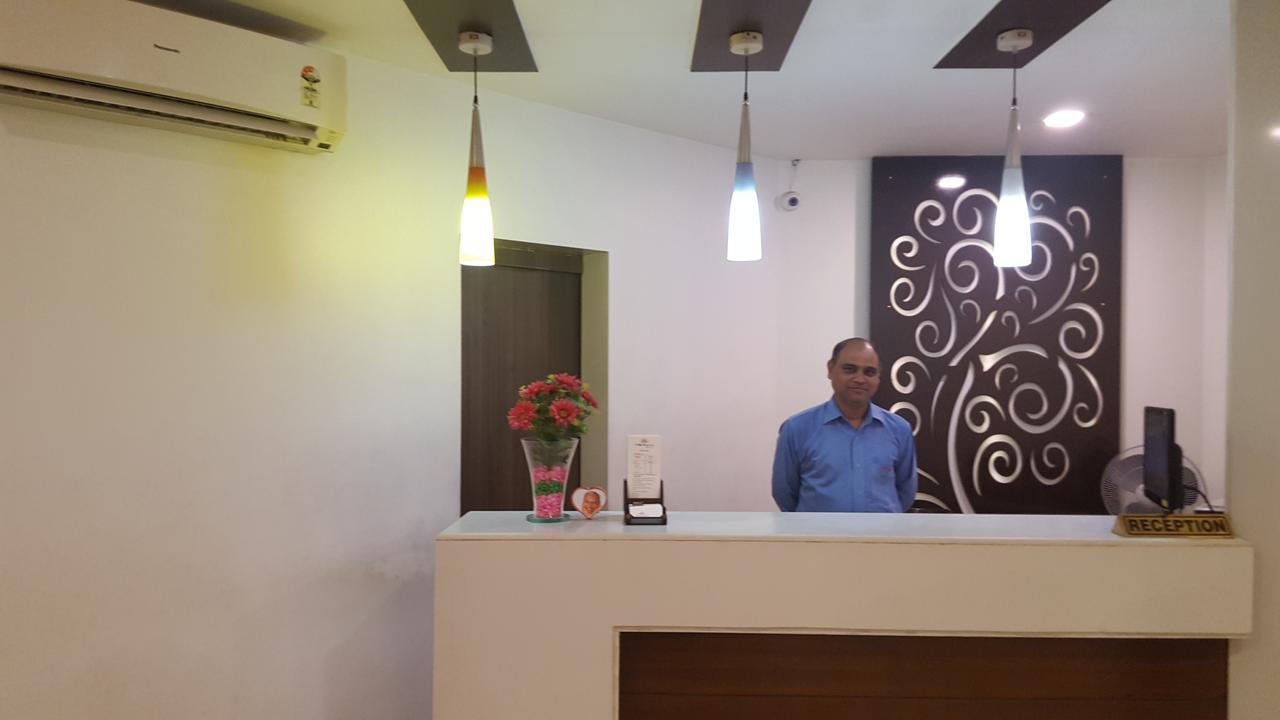 P M Regency Hotel Vadodara Extérieur photo