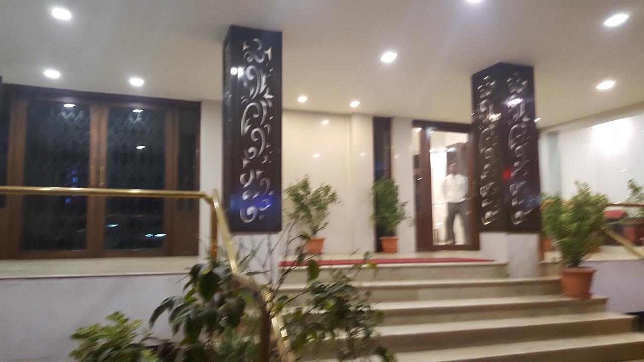 P M Regency Hotel Vadodara Extérieur photo