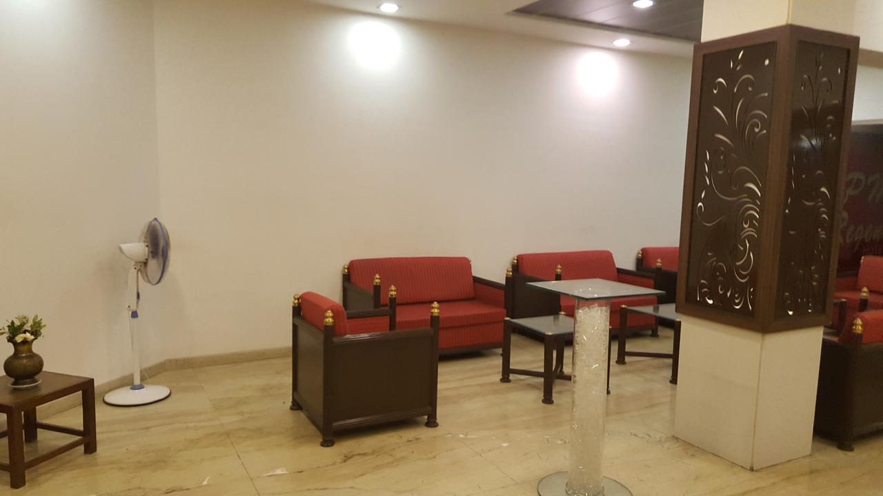 P M Regency Hotel Vadodara Extérieur photo