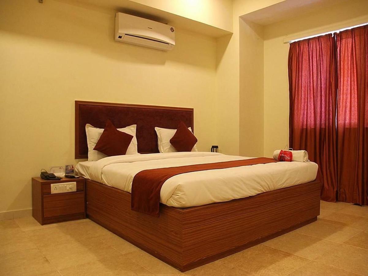 P M Regency Hotel Vadodara Extérieur photo