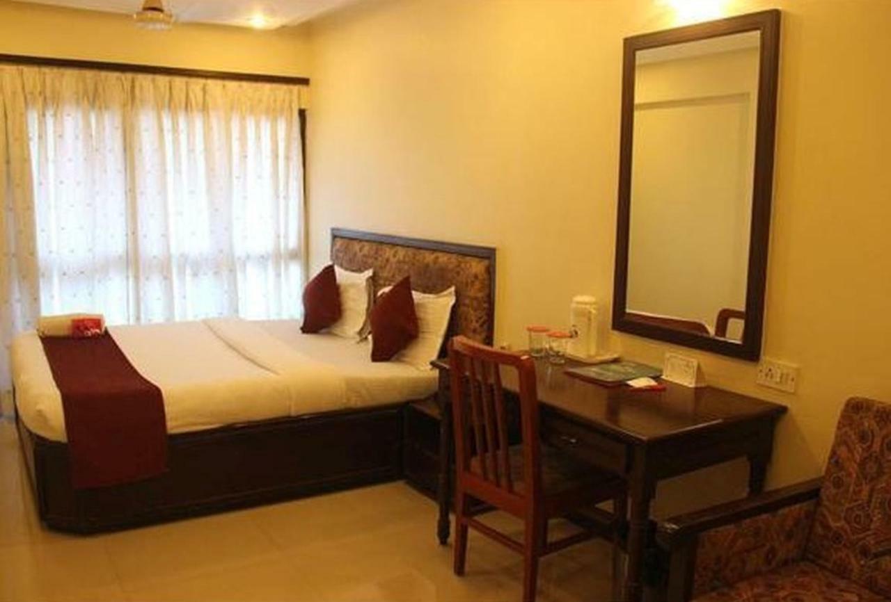 P M Regency Hotel Vadodara Extérieur photo
