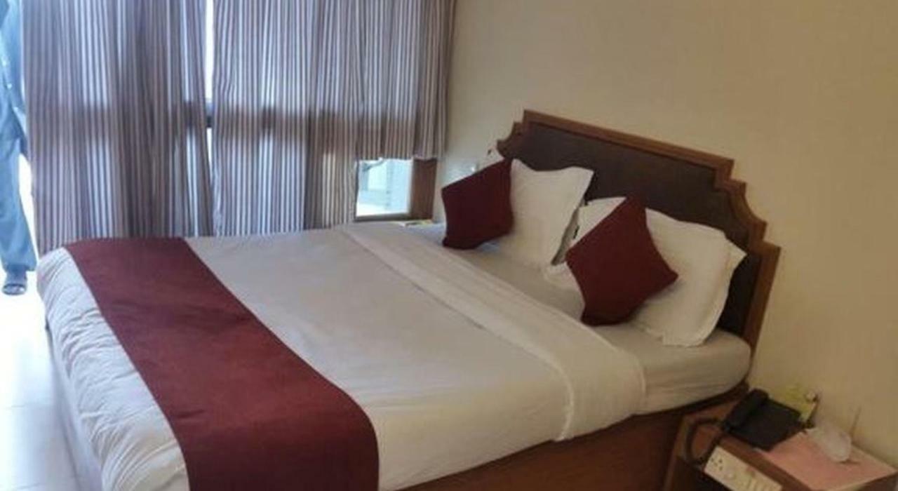 P M Regency Hotel Vadodara Extérieur photo