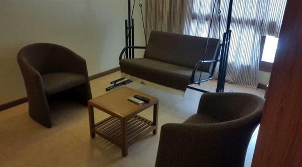 P M Regency Hotel Vadodara Extérieur photo