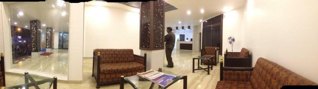P M Regency Hotel Vadodara Extérieur photo