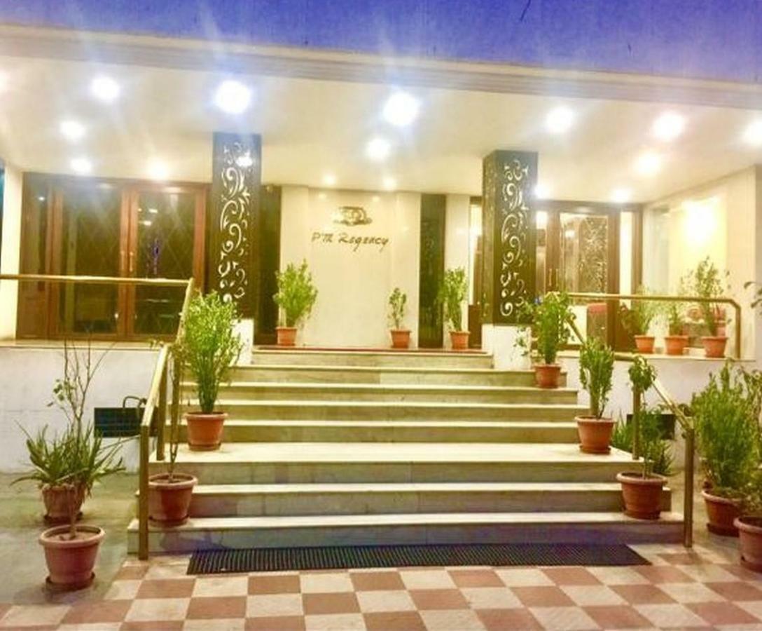 P M Regency Hotel Vadodara Extérieur photo