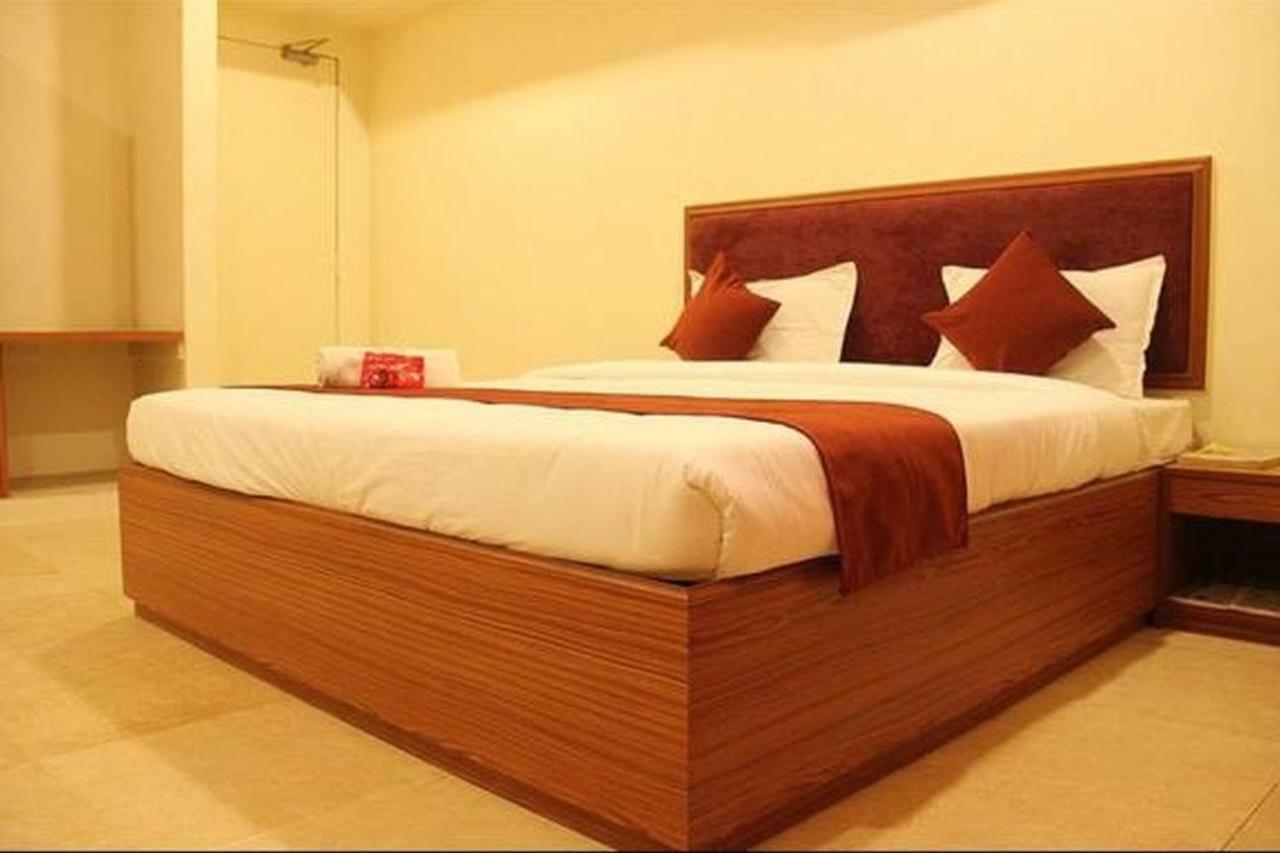 P M Regency Hotel Vadodara Extérieur photo