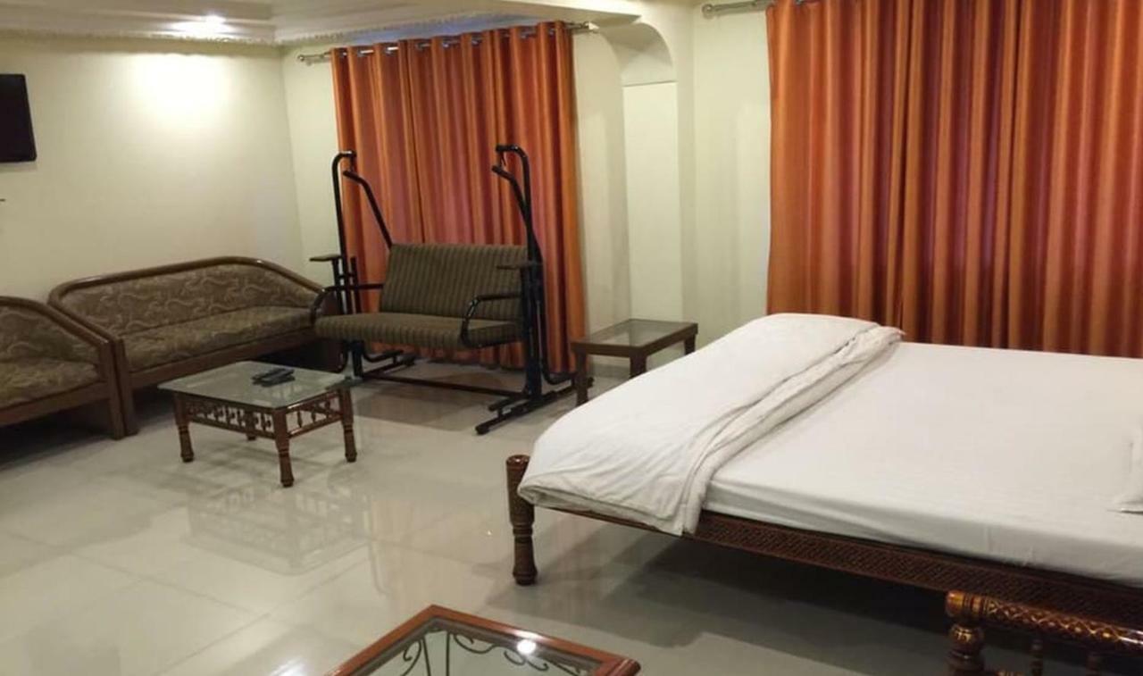 P M Regency Hotel Vadodara Extérieur photo